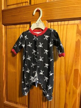 Circo Black Footie with White Skull Print and Red Trim Size Newborn